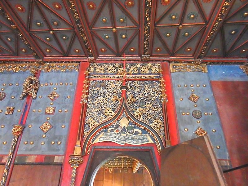 chateau-decoration-un-peu-chargee.JPG